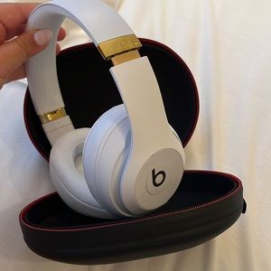 Beats studio 3 white; barely used in great condition. Case & charger included